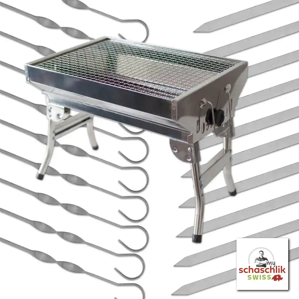 Bundle Angebot aus traditionellem Mangal Schaschlik Grill Modell "Angler" im aufgestellter Zustand und einem Set von 10 Grillspiessen aus Edelstahl.