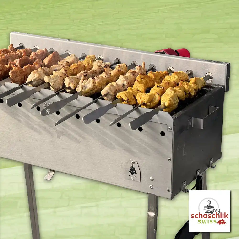 Beispiel: Motor Drehspiess Aufsatz für M1 Mangal von Aganjok. Angeschlossen an M1 Mangal Schaschlik Grill mit bestückten Schaschlikspiessen