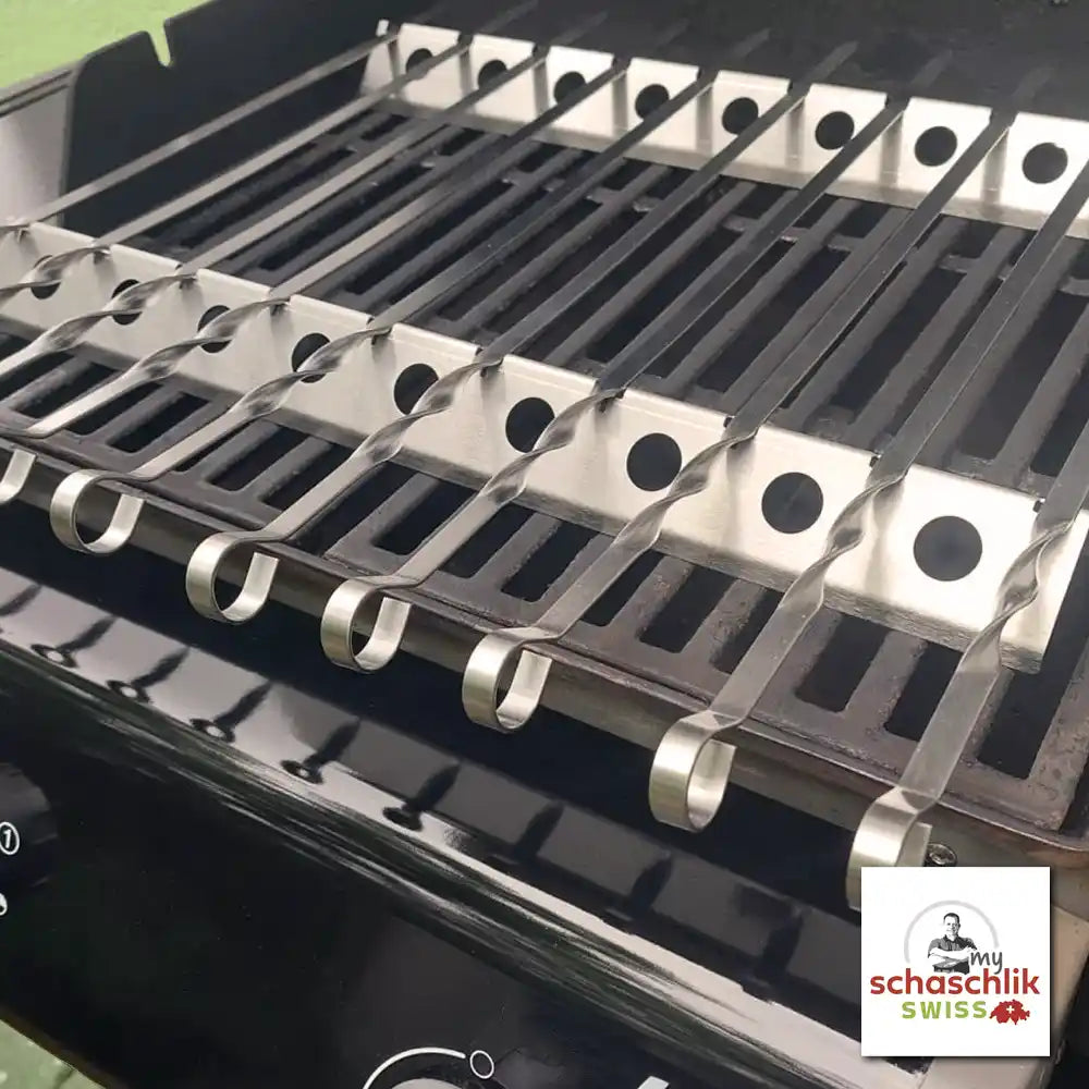 Detailaufnahme von Schaschlik Spiessaufsatz für Gasgrill von Aganjok auf einem Gasgrill platziert