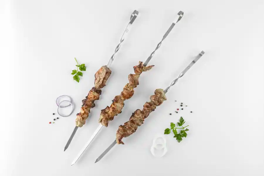 Schweine-Schaschlik Original garniert mit Petersilie, Zwiebeln und Pfefferkörnern.