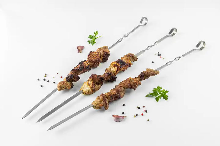 Schweine-Schaschlik Knoblauch-Pfeffer garniert mit Petersilie, Knoblauch und buntem Pfeffer.